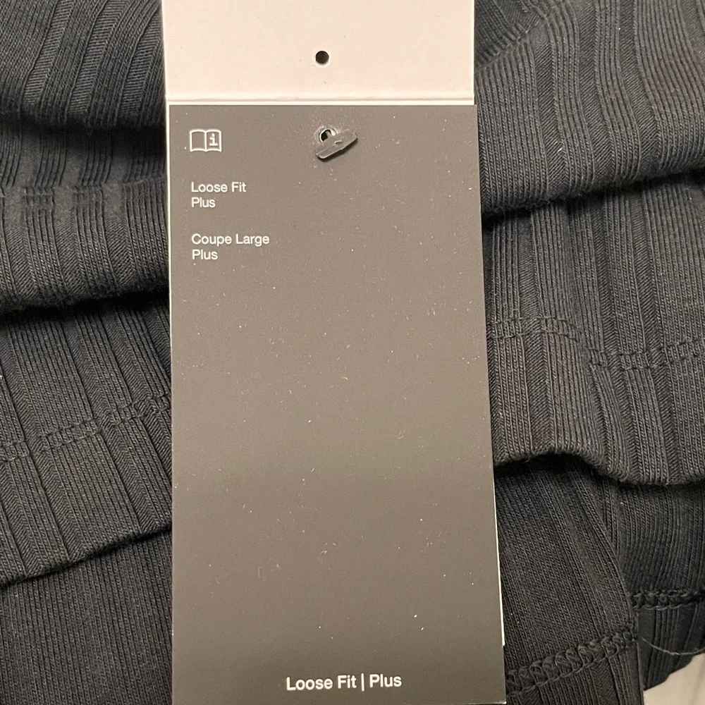 NWT..Nike Black Ribbed Long-Sleeve Crew with White Swoosh - Picture 3 of 7